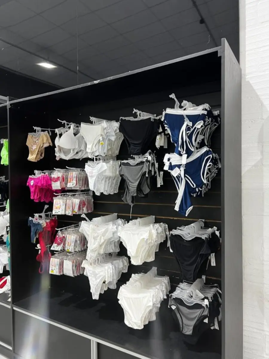 LOTE 003 - Lote de moveis, roupas