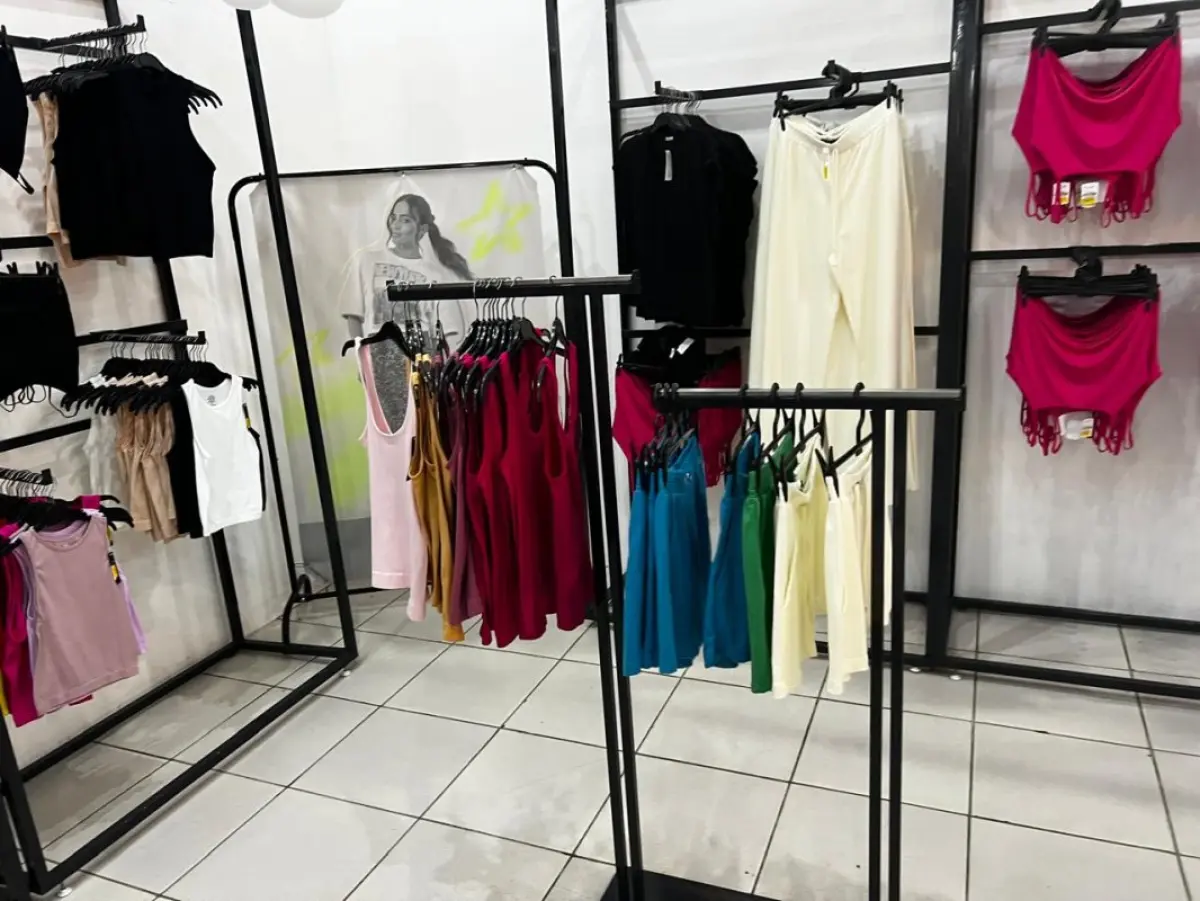 LOTE 004 - Roupas, moveis, eletrônicos