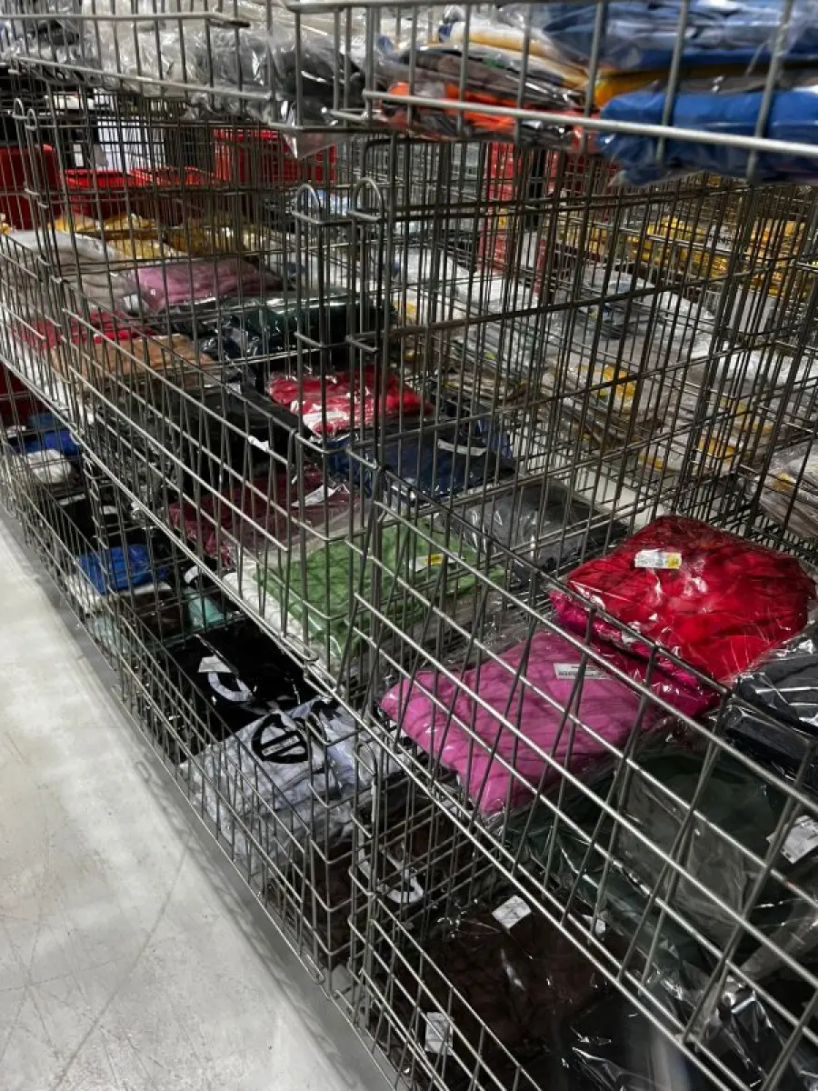 LOTE 001 - Lote englobado - CAMINHÃO MERCEDES-BENZ ATEGO 11/12; FURGÃO MERCEDES-BENZ SPRINTER 14/15 BENS MÓVEIS DIVERSOS – ITENS PARA LOJAS