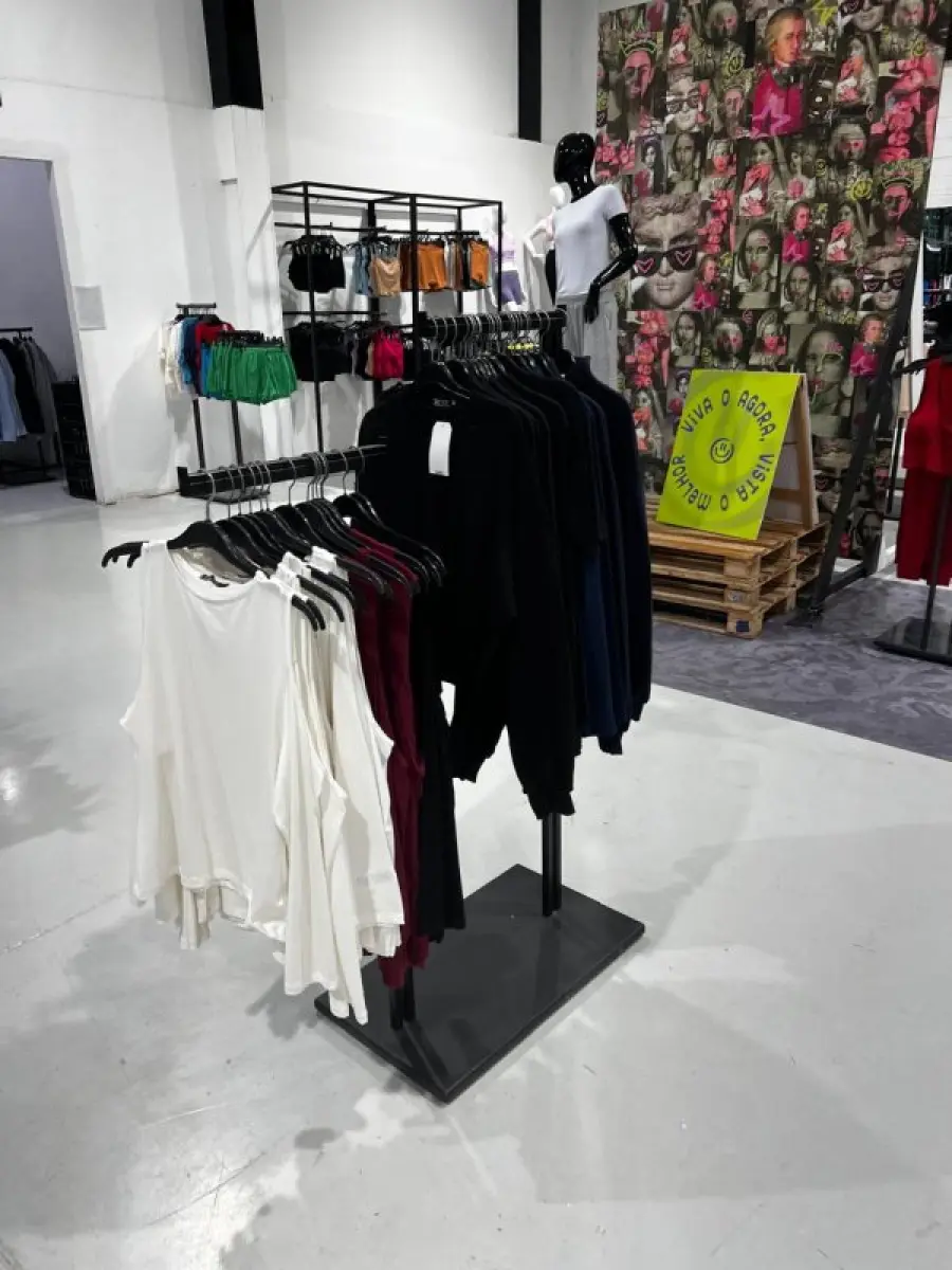 LOTE 003 - Lote de moveis, roupas