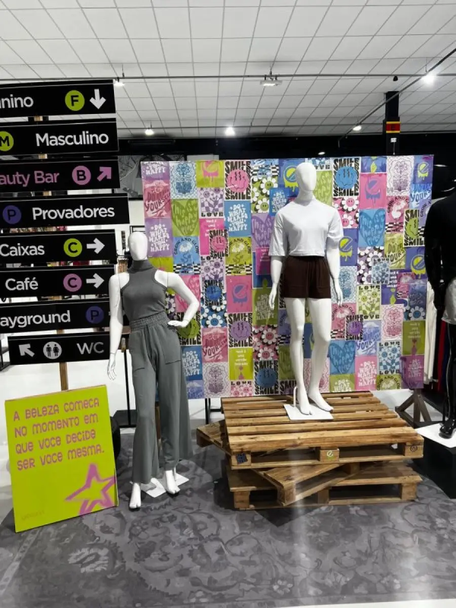 LOTE 003 - Lote de moveis, roupas