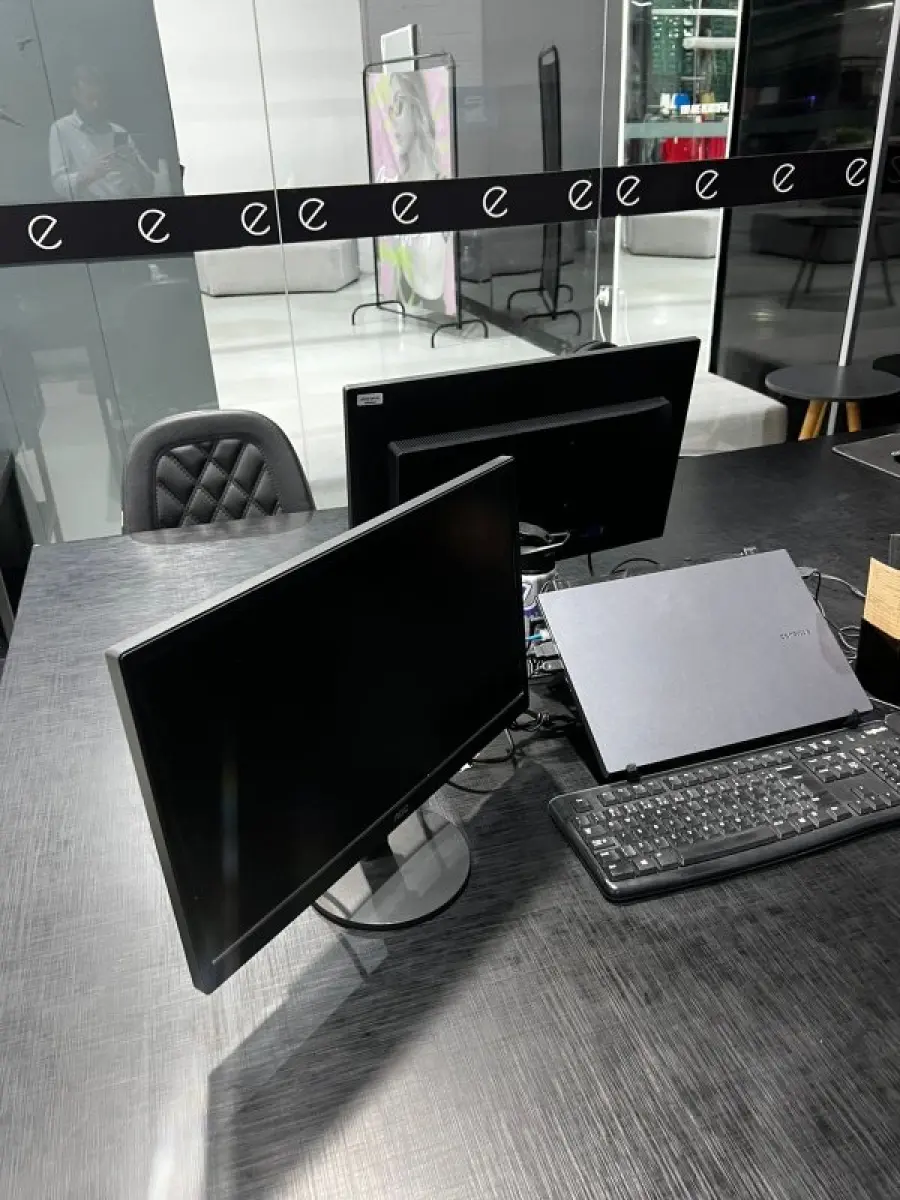 LOTE 003 - Lote de moveis, roupas