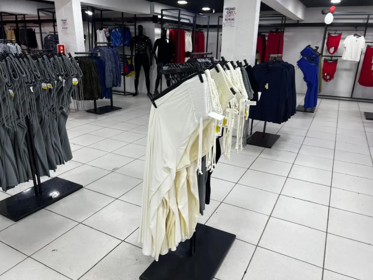 LOTE 004 - Roupas, moveis, eletrônicos