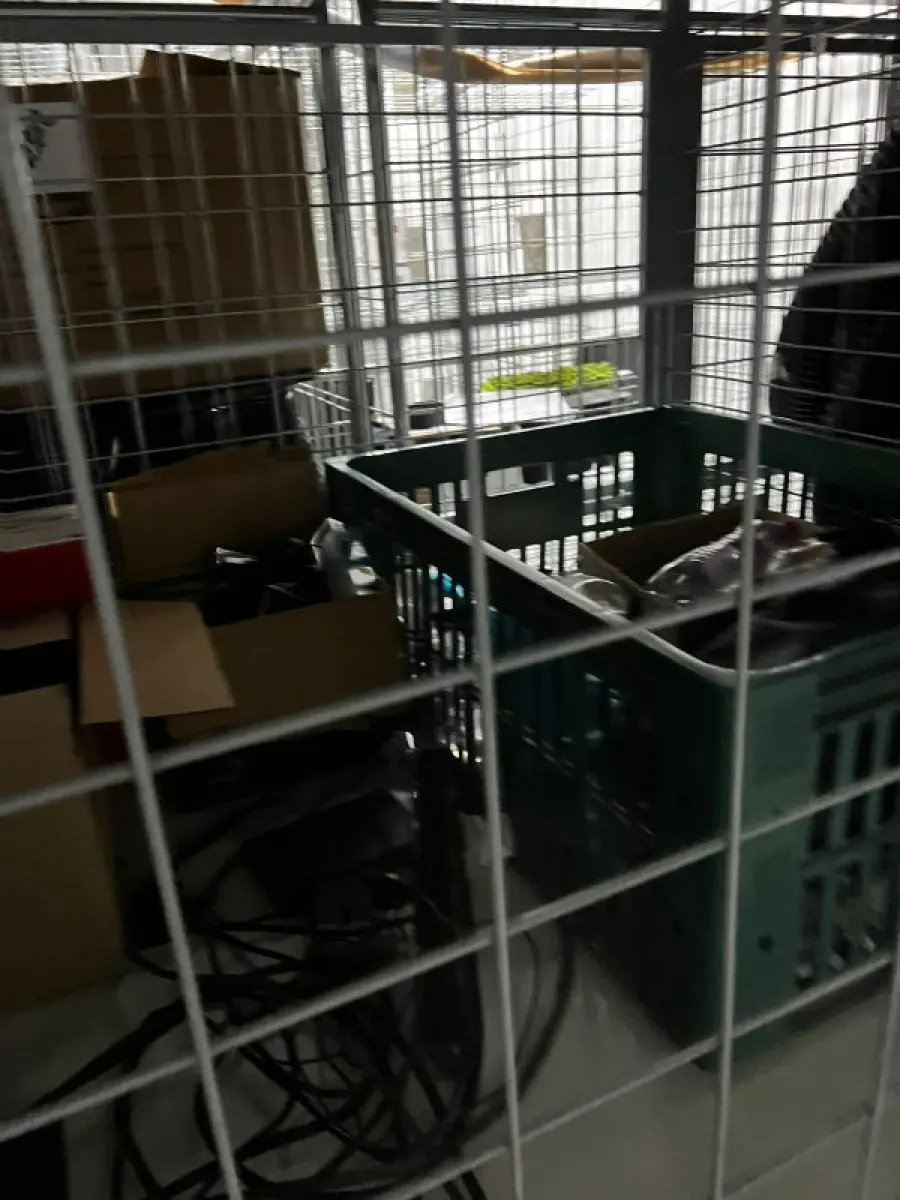 LOTE 003 - Lote de moveis, roupas