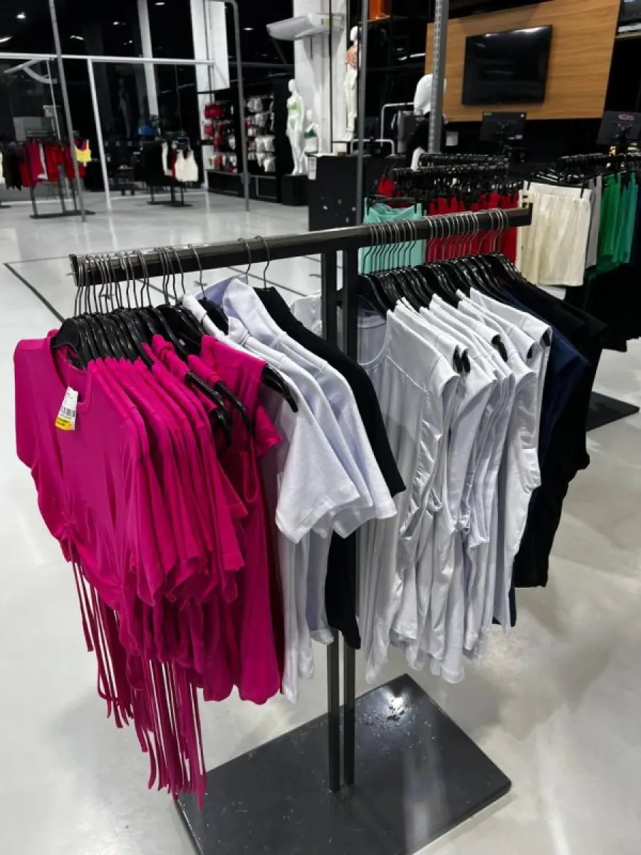 LOTE 003 - Lote de moveis, roupas