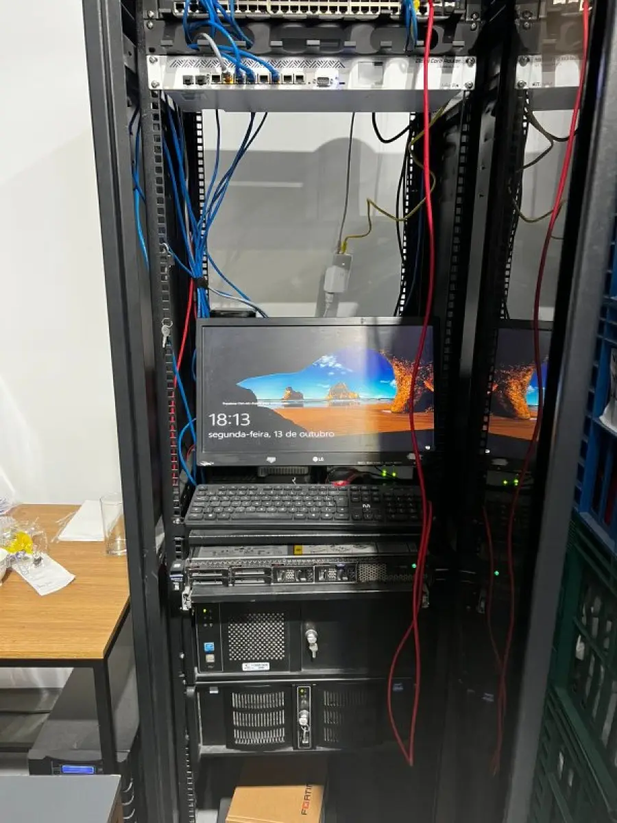 LOTE 003 - Lote de moveis, roupas