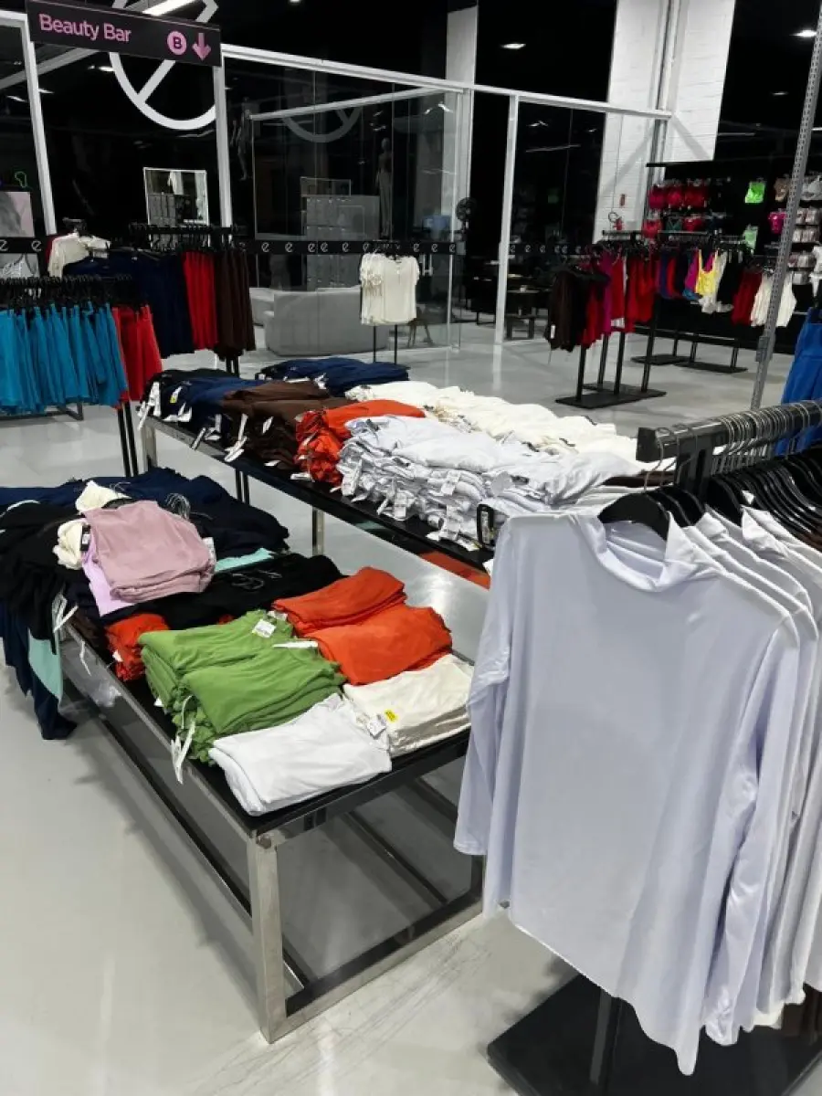 LOTE 003 - Lote de moveis, roupas