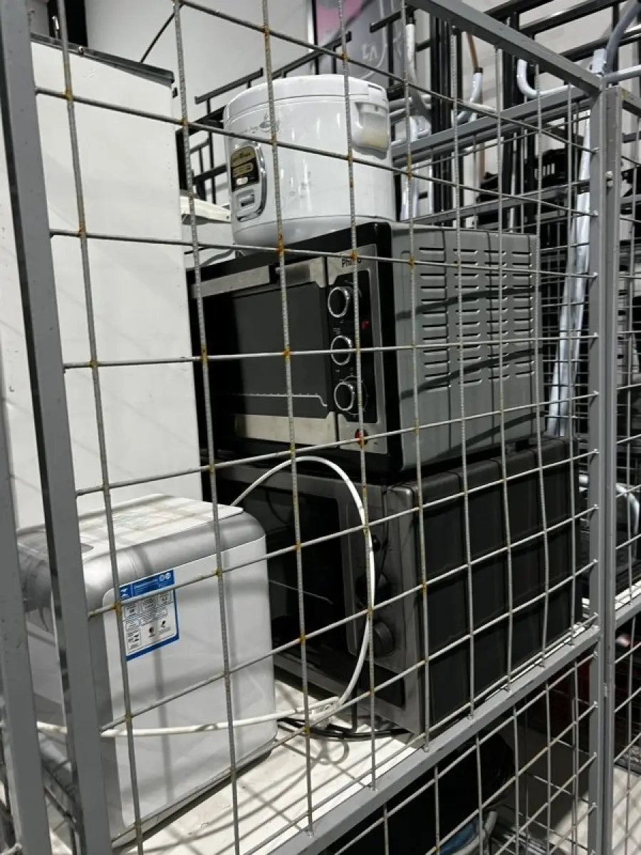 LOTE 003 - Lote de moveis, roupas