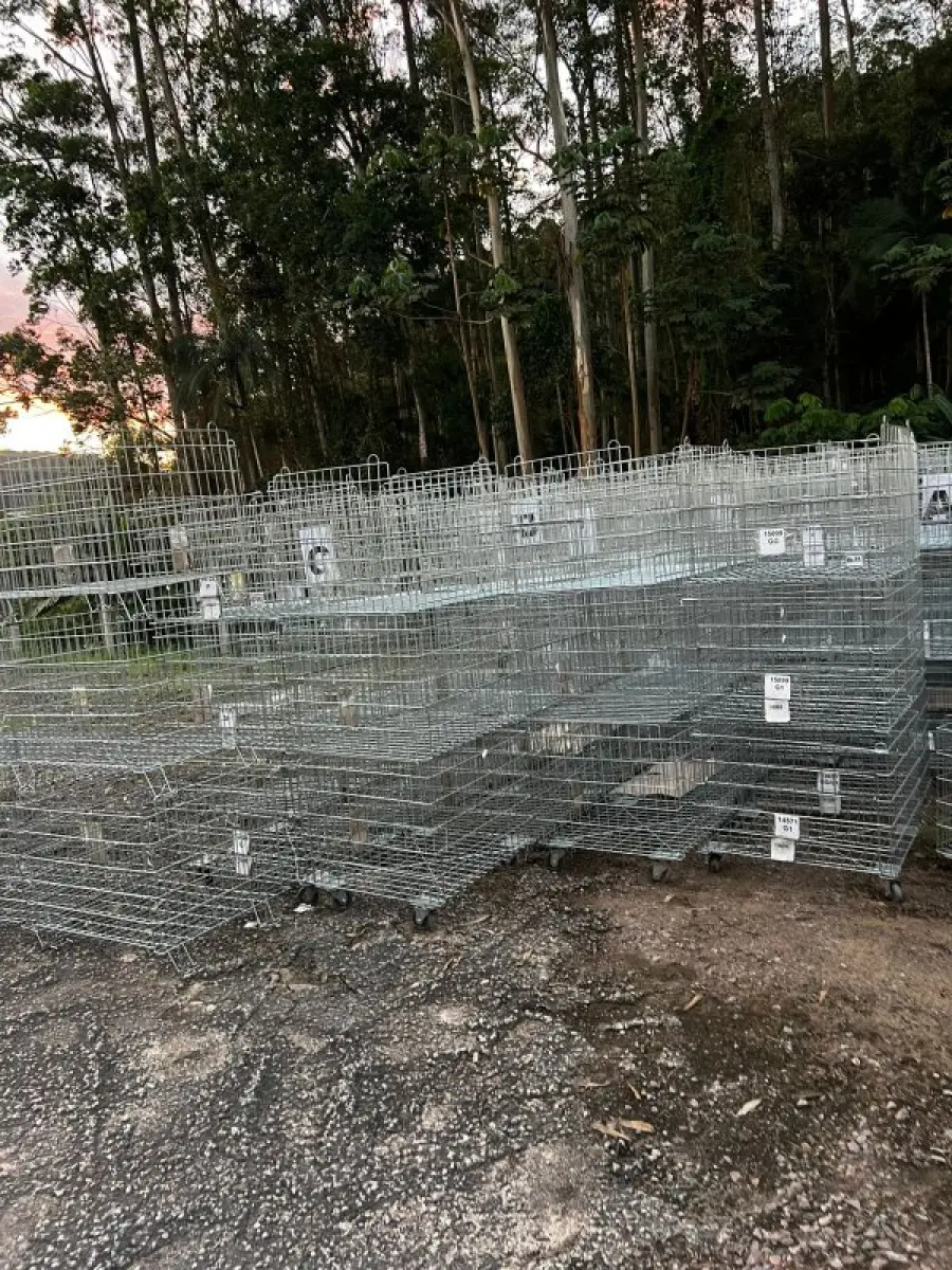 LOTE 003 - Lote de moveis, roupas