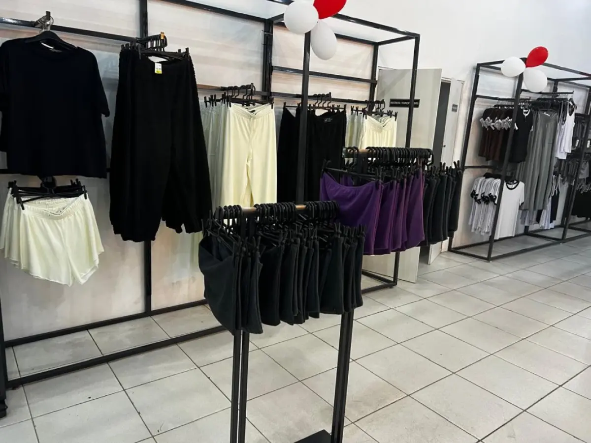 LOTE 004 - Roupas, moveis, eletrônicos