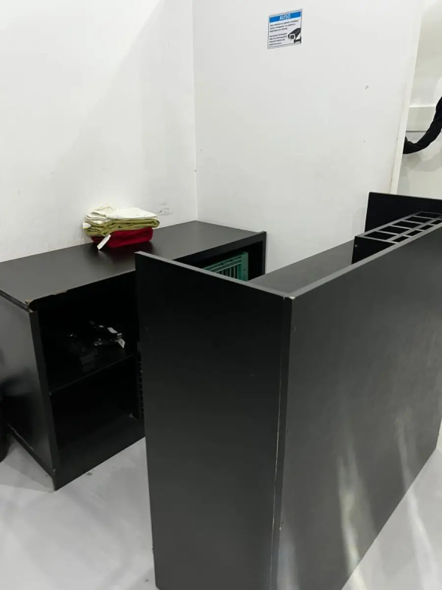 LOTE 003 - Lote de moveis, roupas