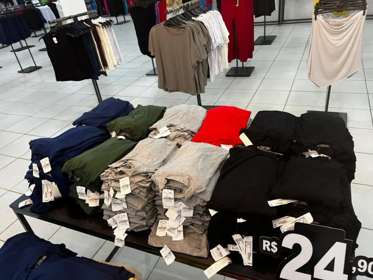 LOTE 004 - Roupas, moveis, eletrônicos