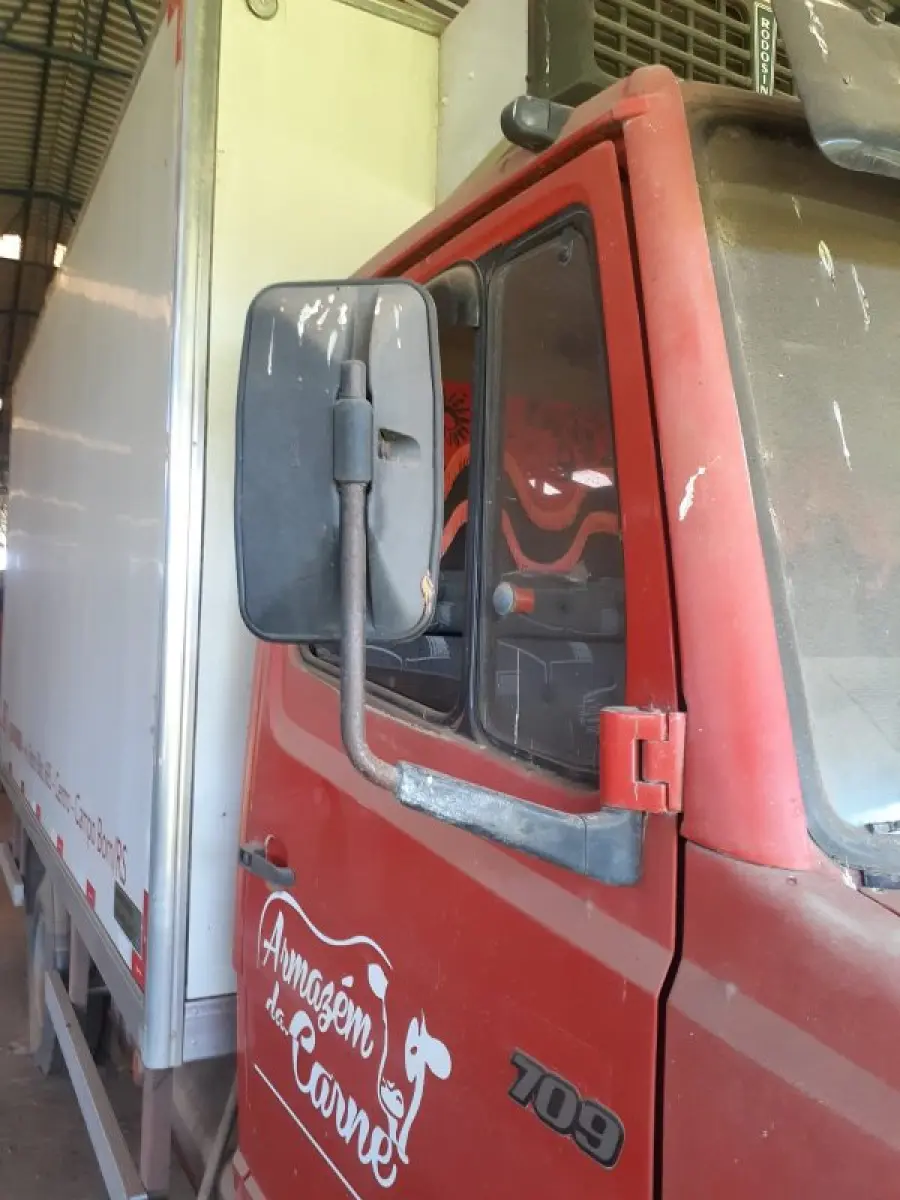 LOTE 001 - Mercedes Benz 709, ano 1991/1992, vermelho c/baú frigorifico