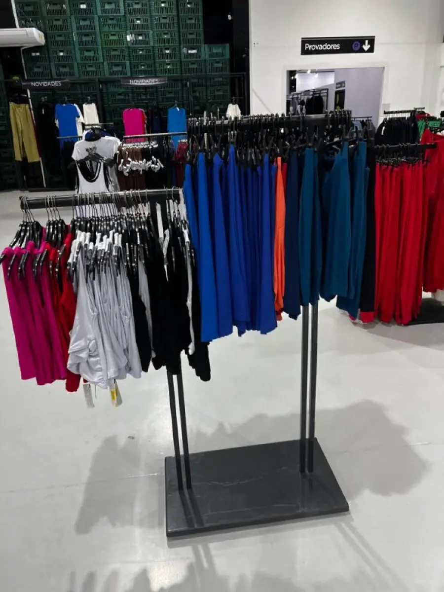 LOTE 003 - Lote de moveis, roupas