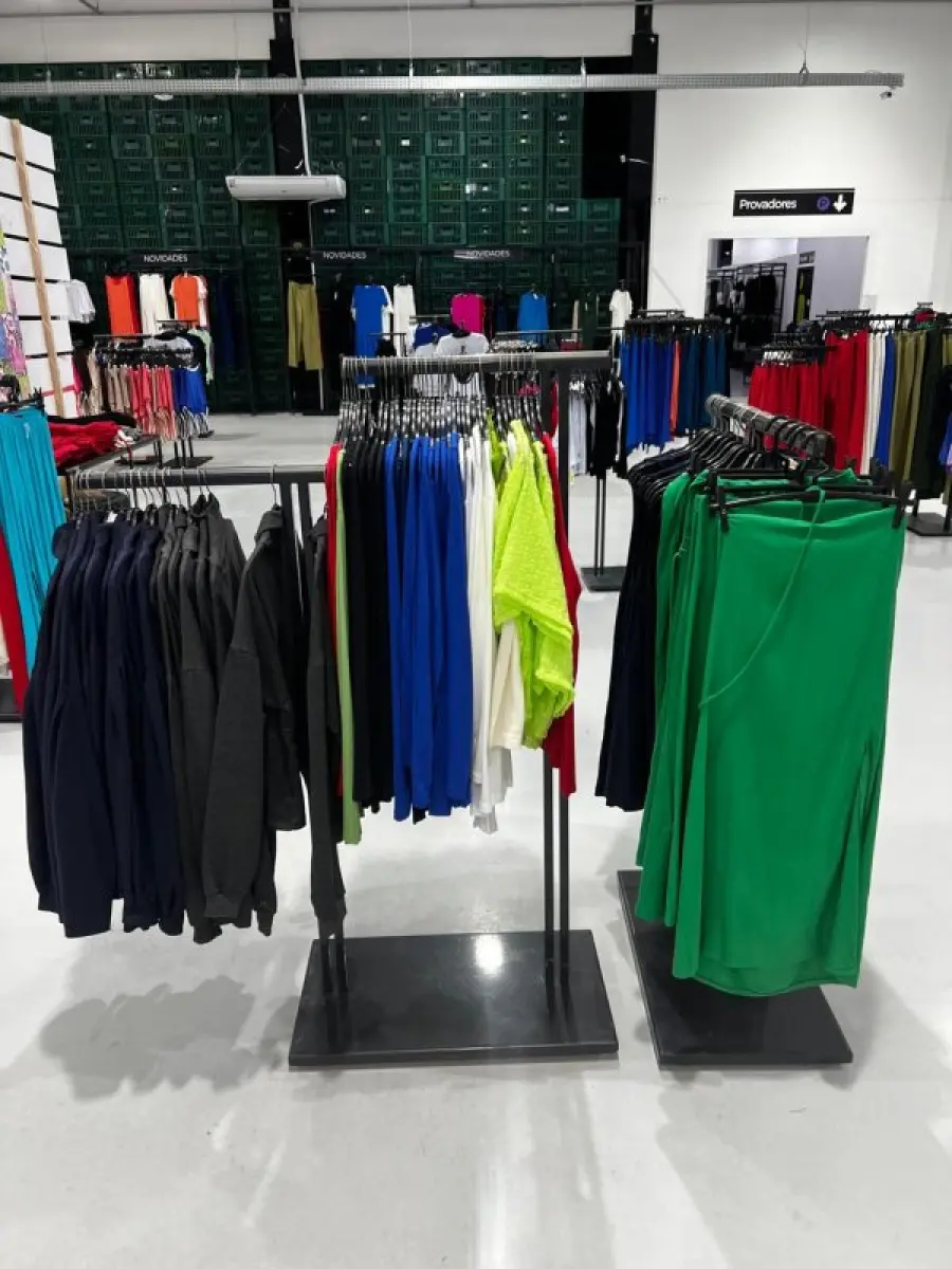 LOTE 003 - Lote de moveis, roupas