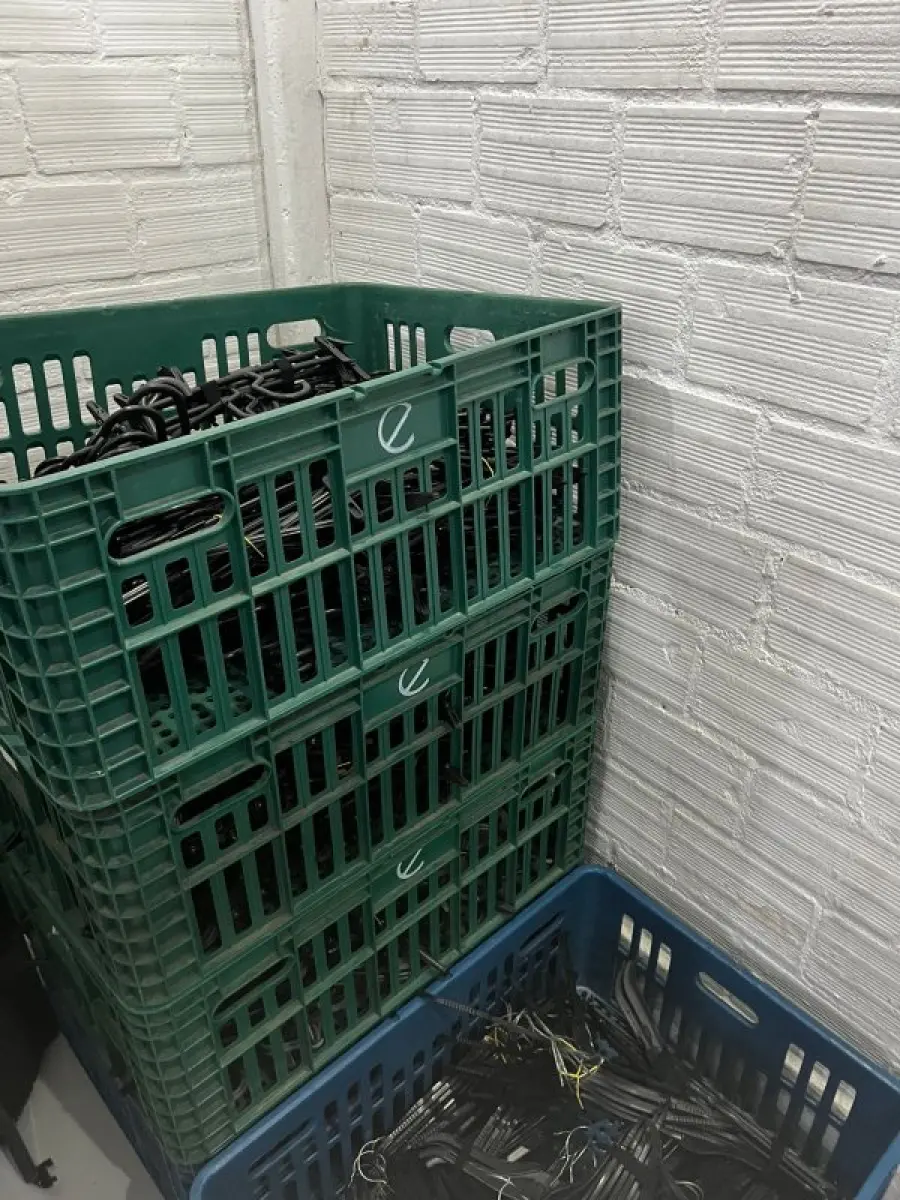 LOTE 003 - Lote de moveis, roupas