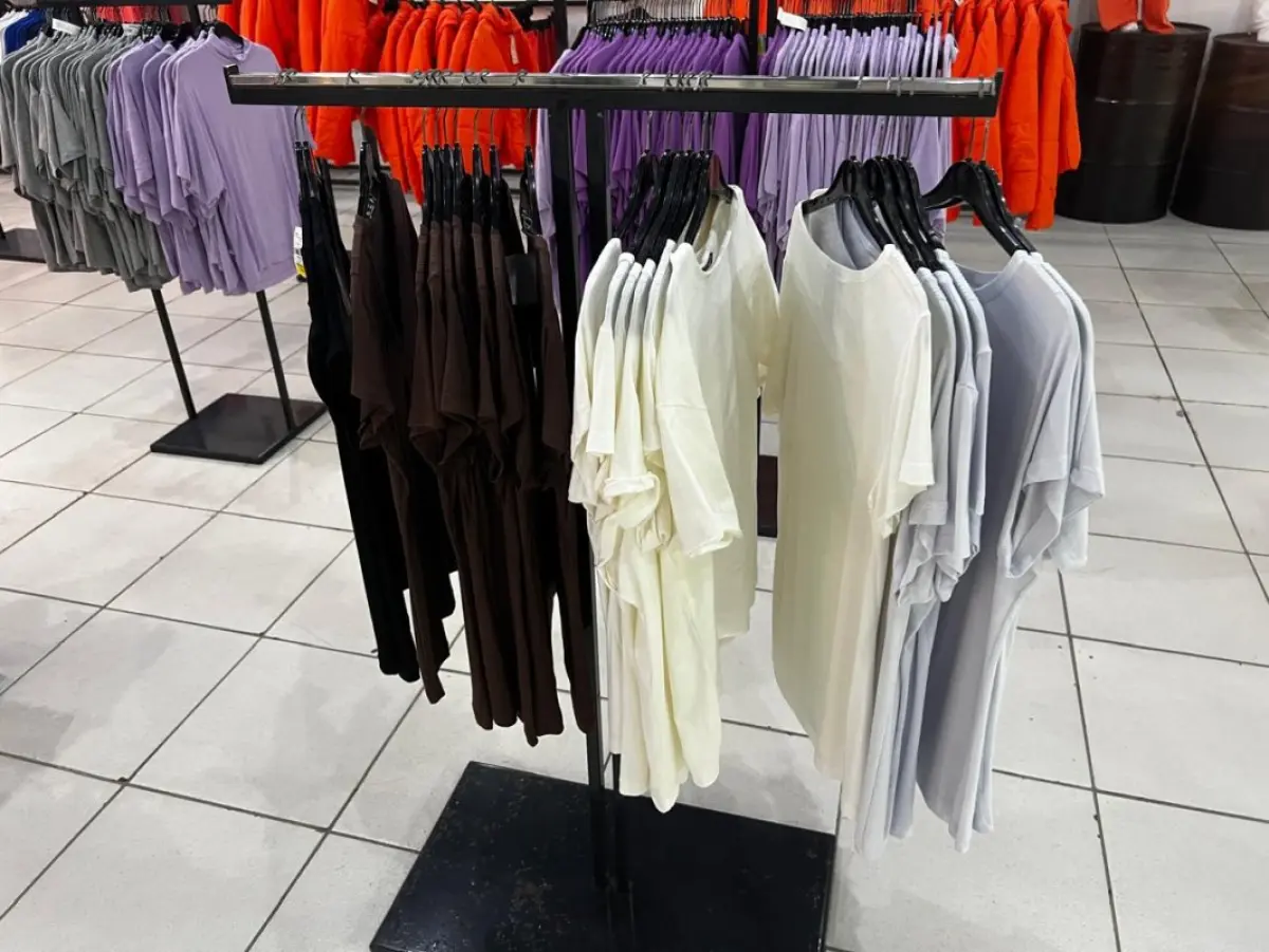 LOTE 004 - Roupas, moveis, eletrônicos