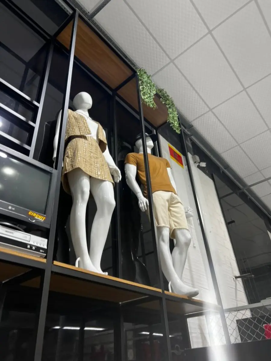 LOTE 003 - Lote de moveis, roupas