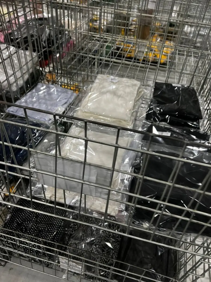 LOTE 003 - Lote de moveis, roupas