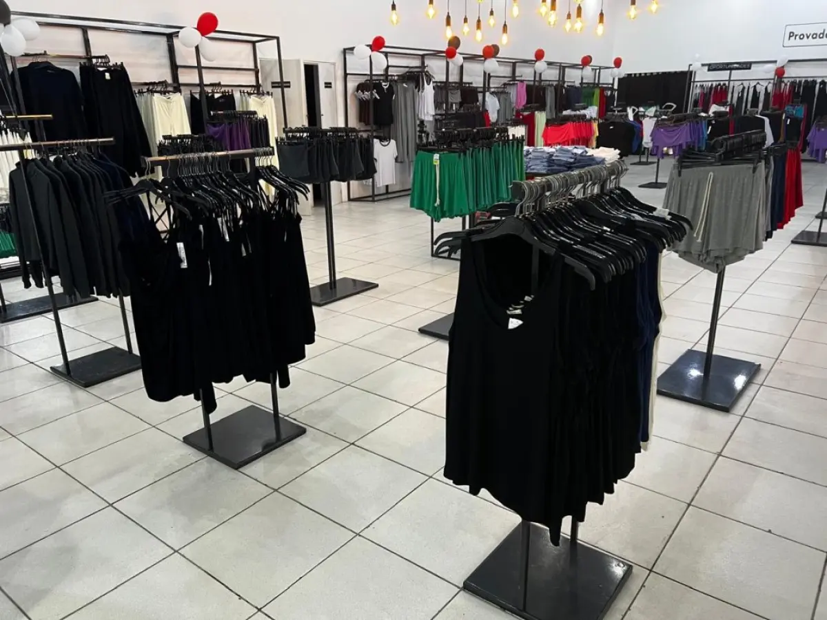 LOTE 004 - Roupas, moveis, eletrônicos