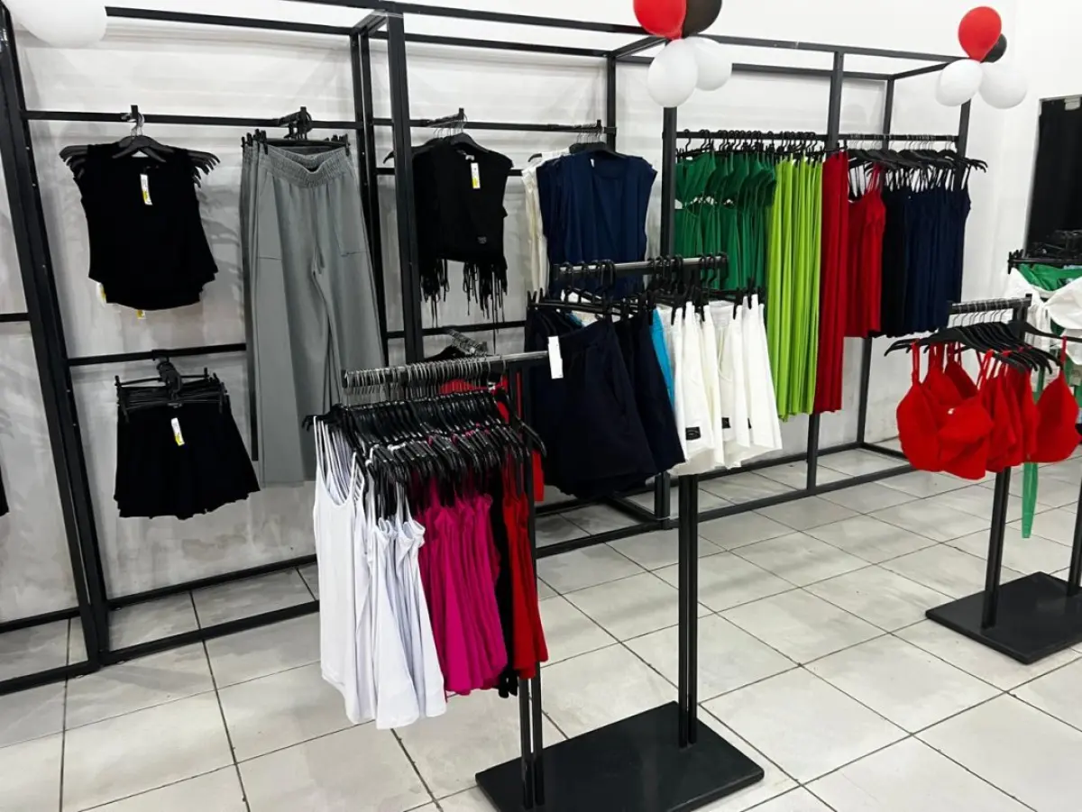 LOTE 004 - Roupas, moveis, eletrônicos