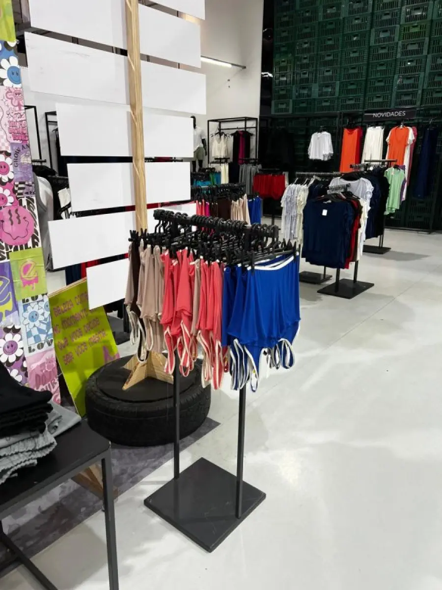 LOTE 003 - Lote de moveis, roupas