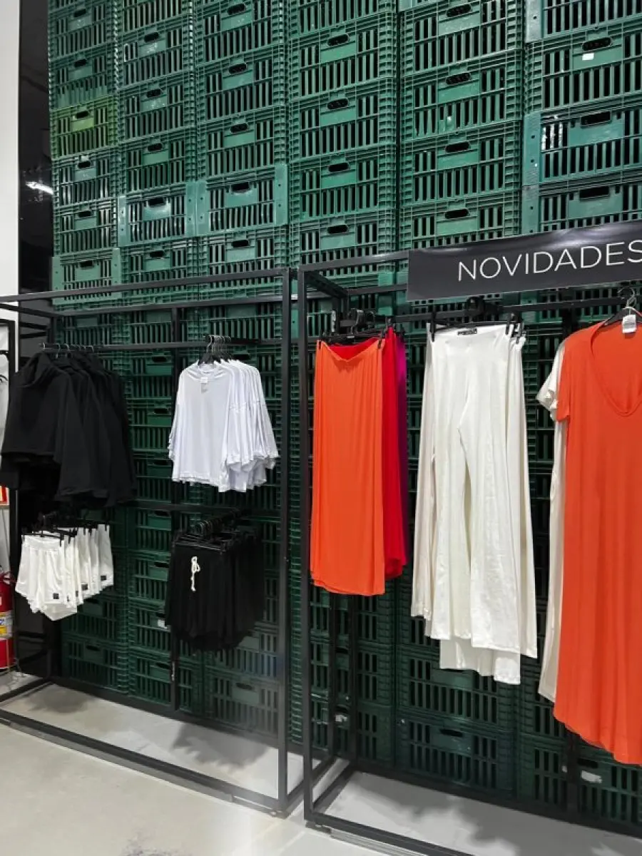 LOTE 003 - Lote de moveis, roupas