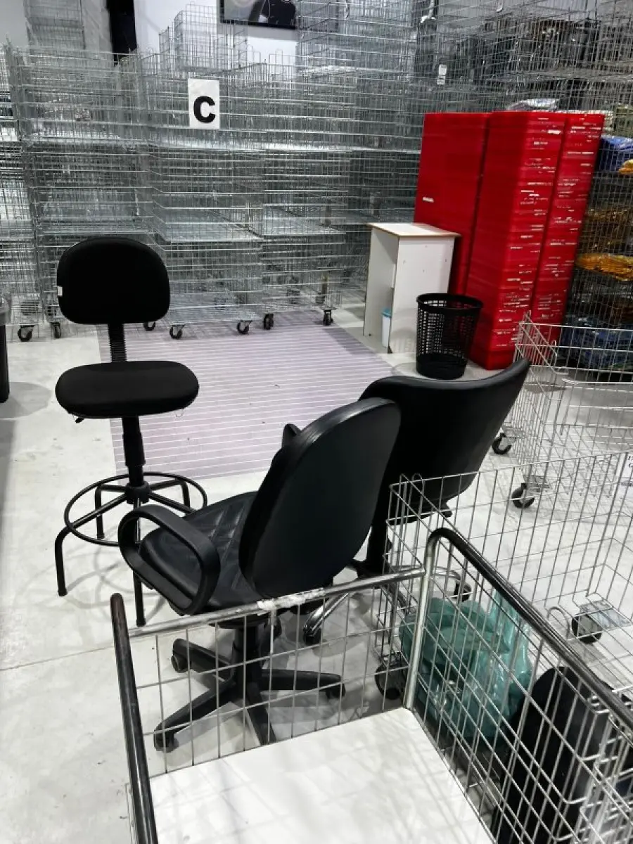 LOTE 003 - Lote de moveis, roupas