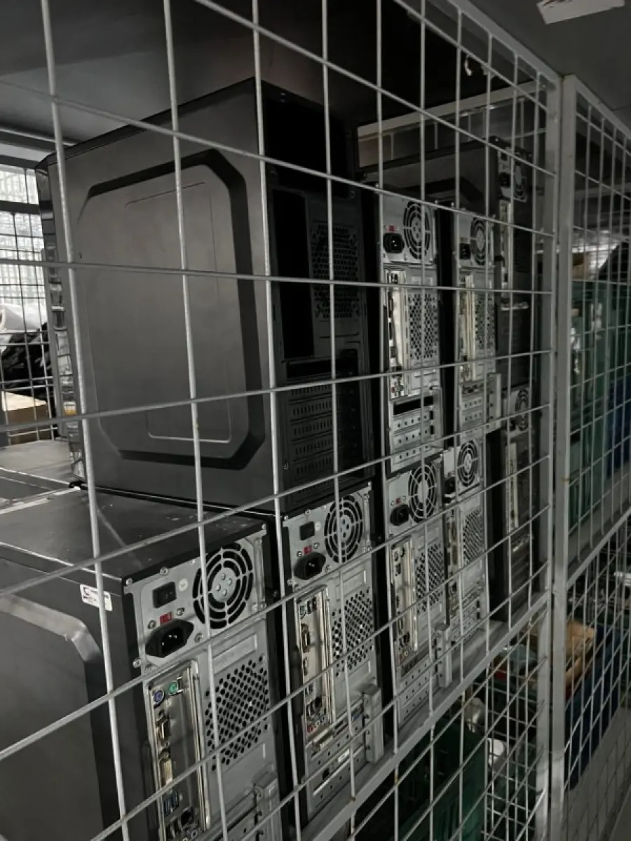 LOTE 003 - Lote de moveis, roupas