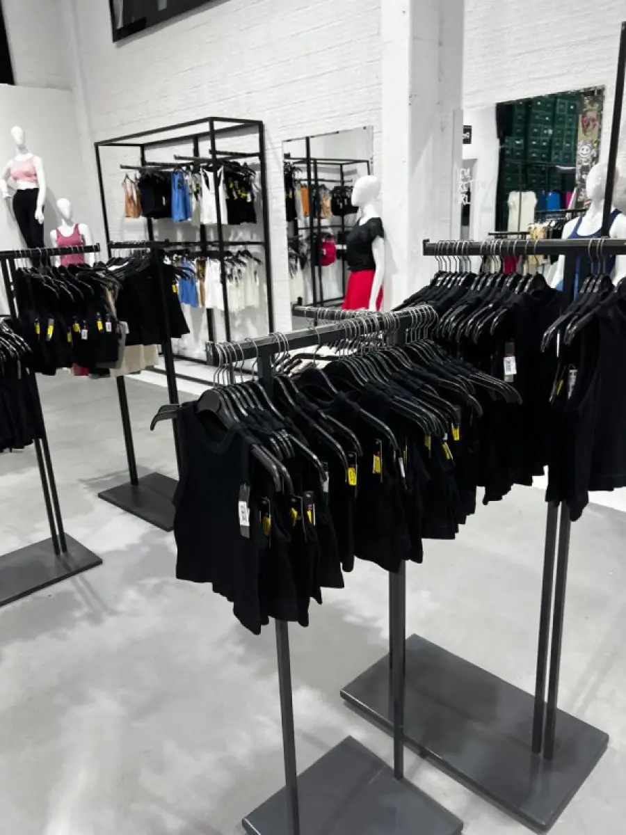 LOTE 003 - Lote de moveis, roupas