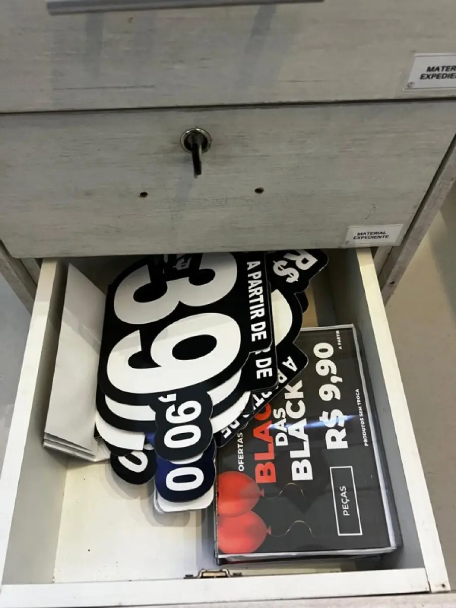 LOTE 003 - Lote de moveis, roupas