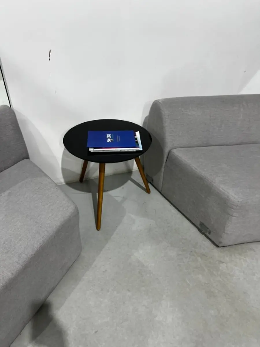 LOTE 003 - Lote de moveis, roupas