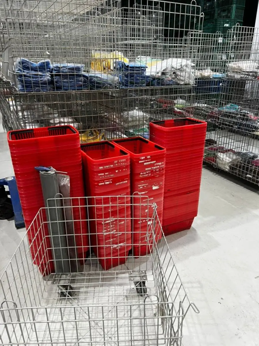 LOTE 003 - Lote de moveis, roupas