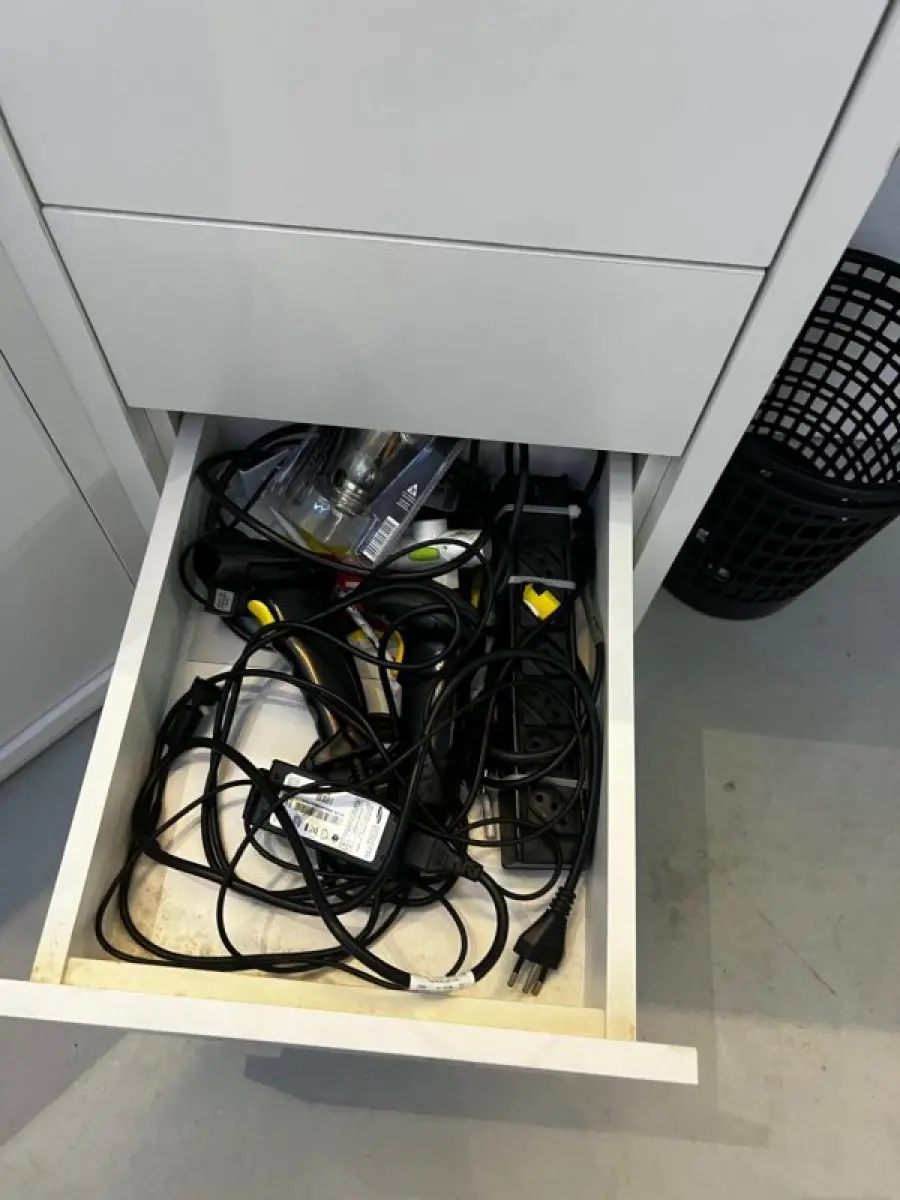 LOTE 003 - Lote de moveis, roupas