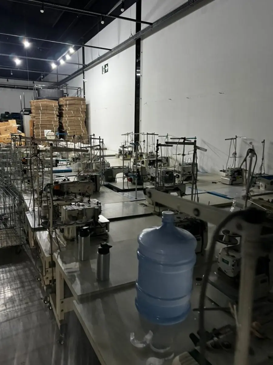 LOTE 003 - Lote de moveis, roupas