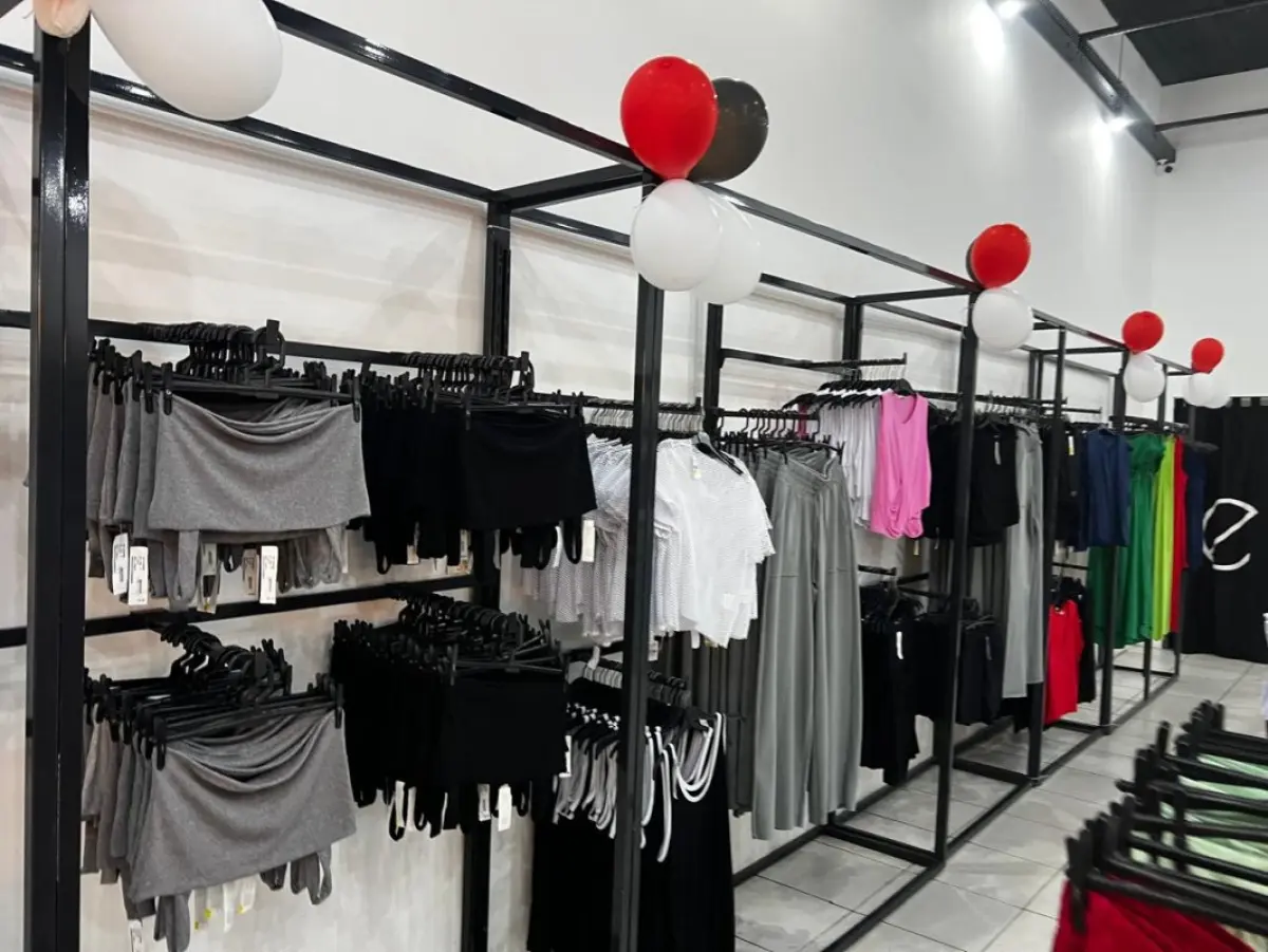 LOTE 004 - Roupas, moveis, eletrônicos