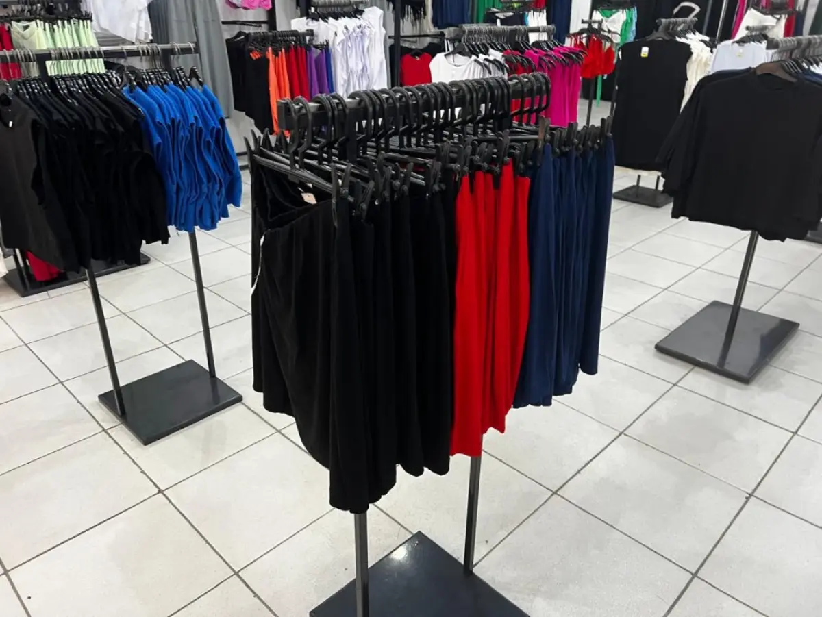 LOTE 004 - Roupas, moveis, eletrônicos