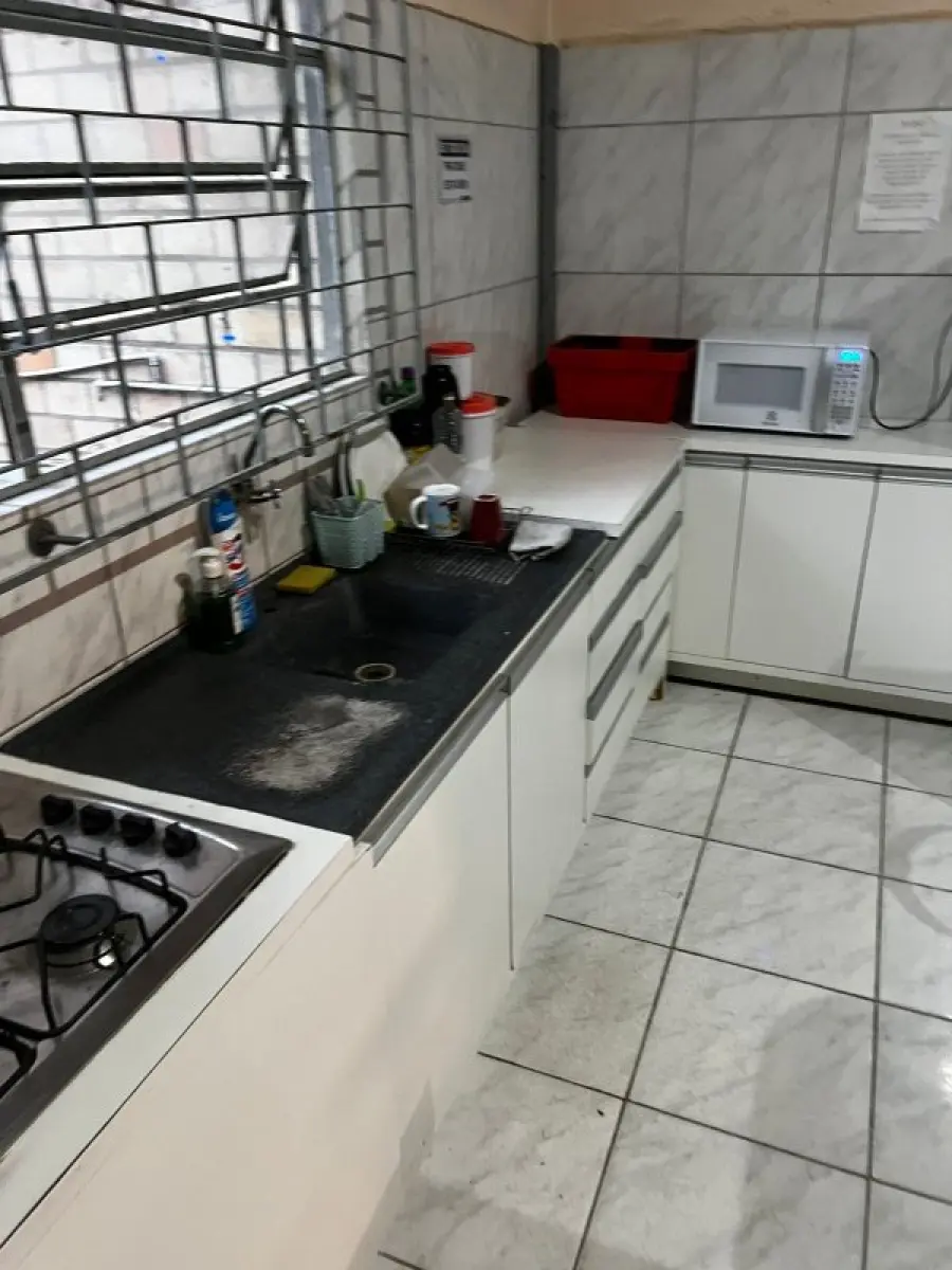 LOTE 003 - Lote de moveis, roupas