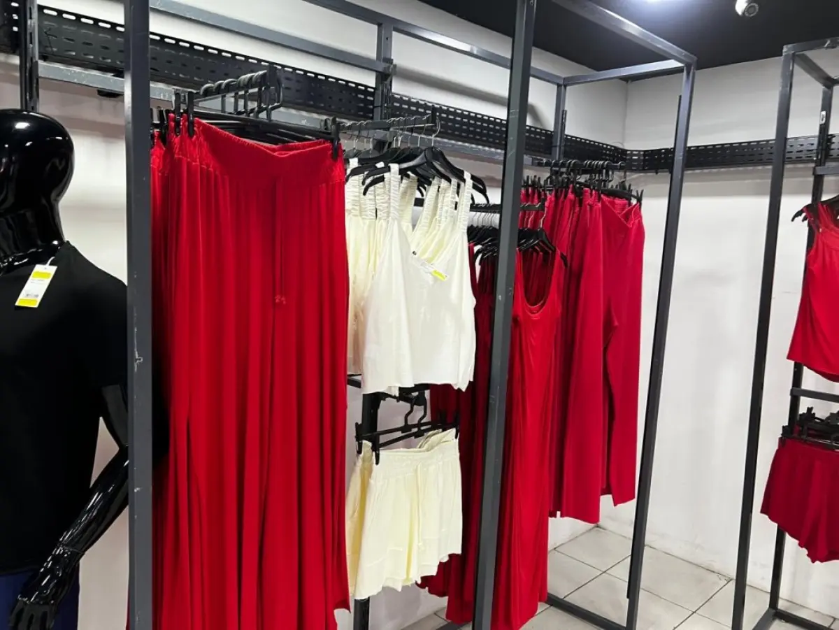 LOTE 004 - Roupas, moveis, eletrônicos