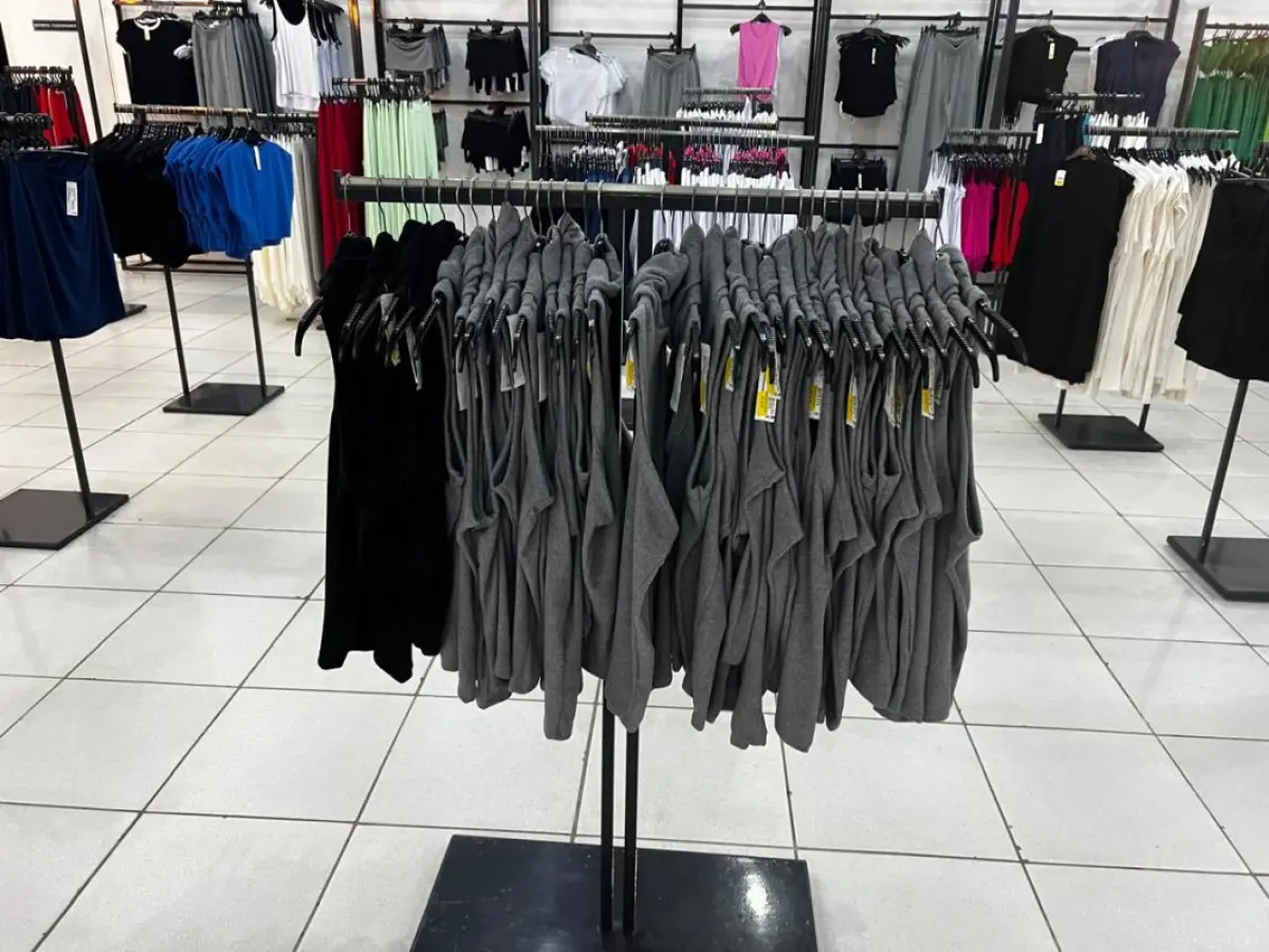 LOTE 004 - Roupas, moveis, eletrônicos