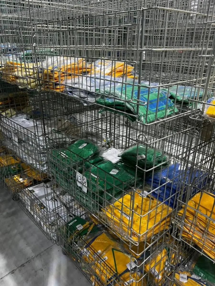 LOTE 003 - Lote de moveis, roupas