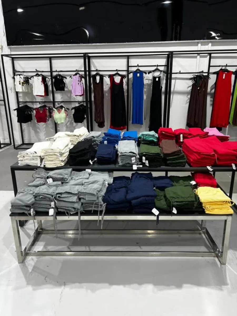 LOTE 003 - Lote de moveis, roupas