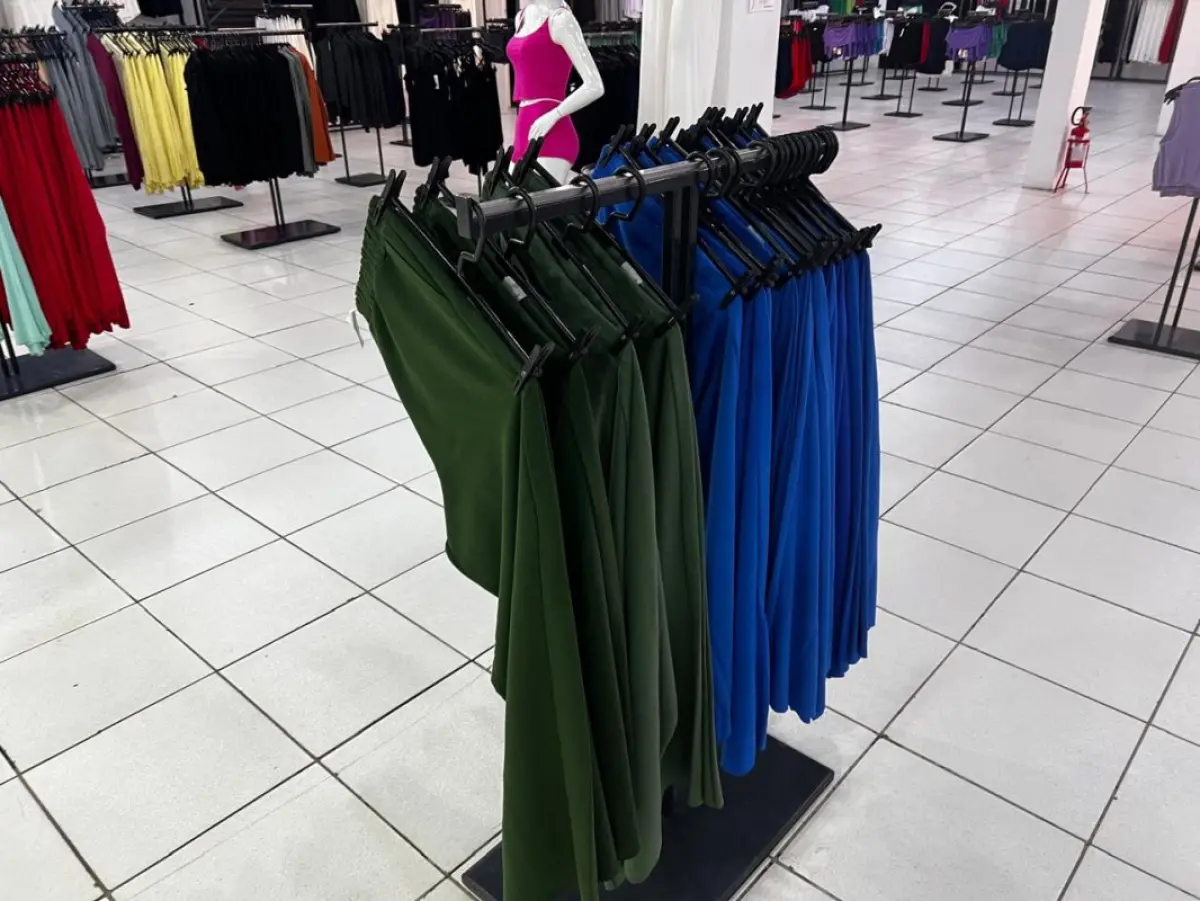 LOTE 004 - Roupas, moveis, eletrônicos