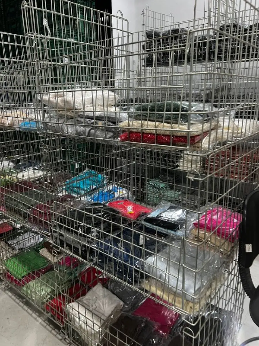 LOTE 003 - Lote de moveis, roupas