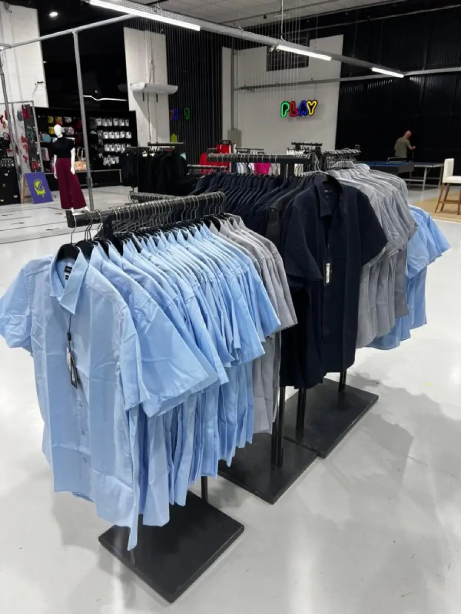 LOTE 003 - Lote de moveis, roupas