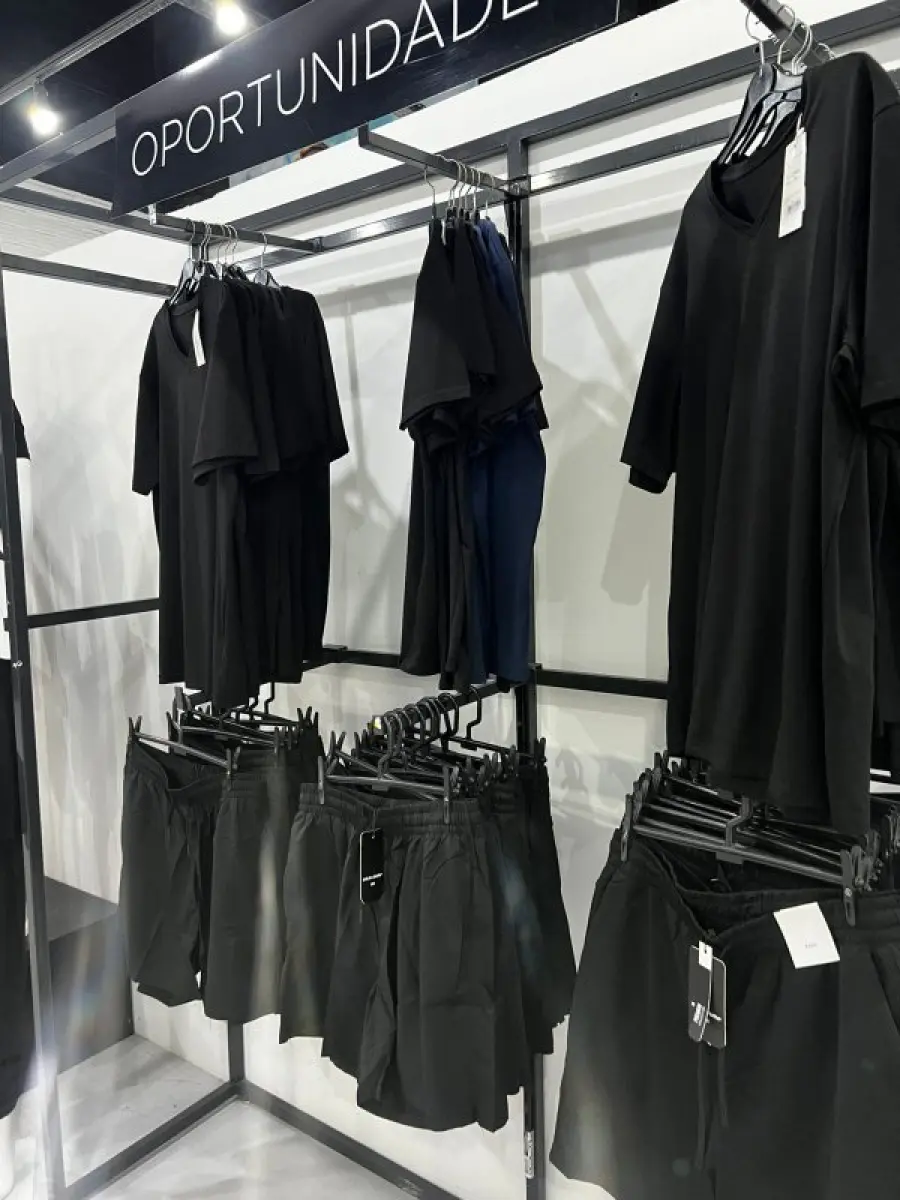 LOTE 003 - Lote de moveis, roupas