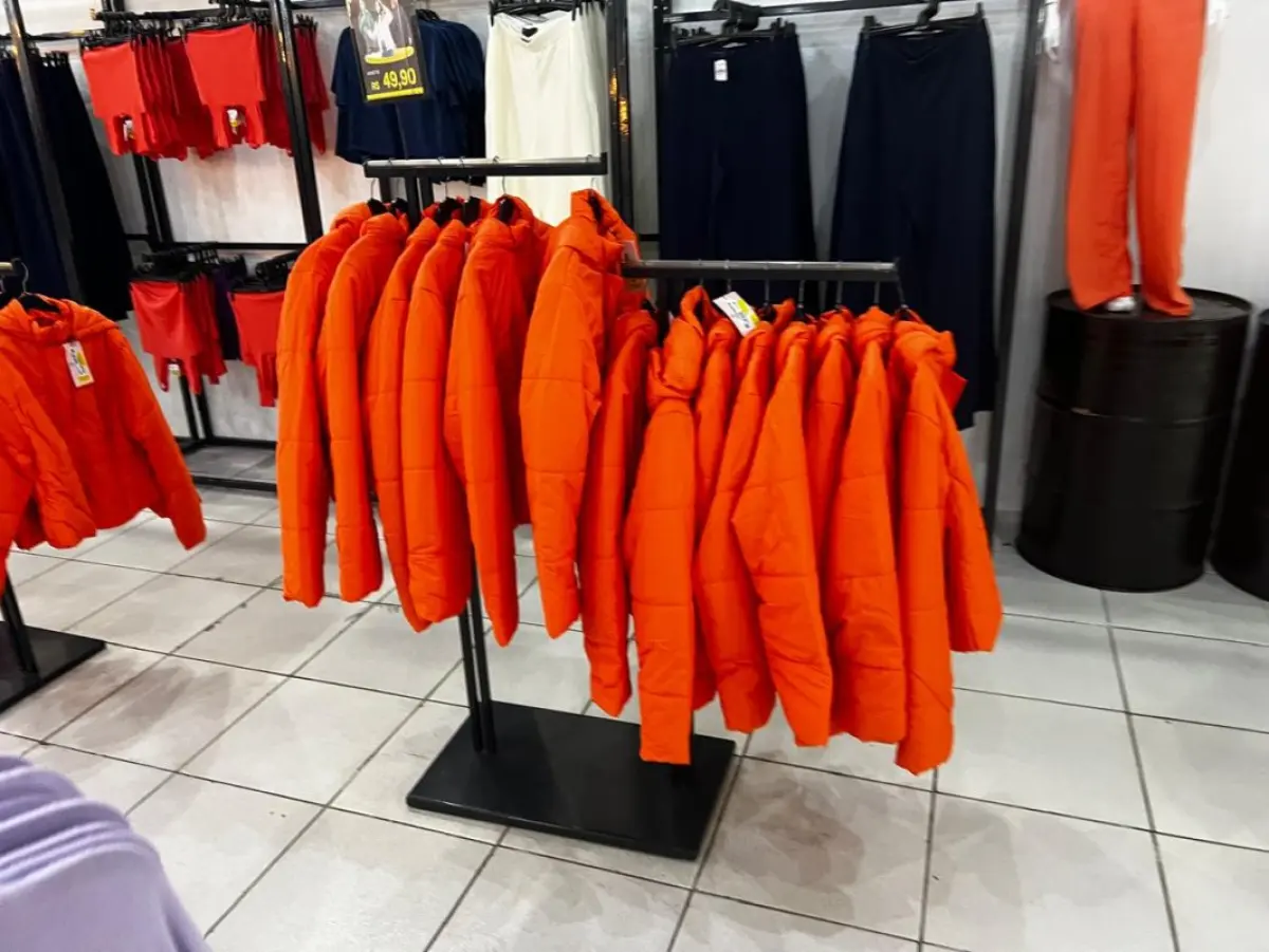 LOTE 004 - Roupas, moveis, eletrônicos