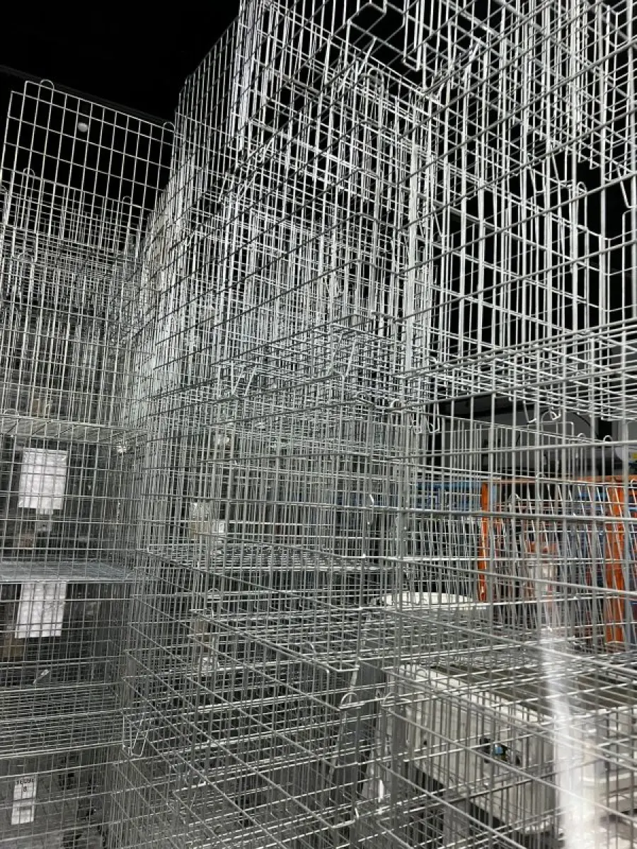 LOTE 003 - Lote de moveis, roupas