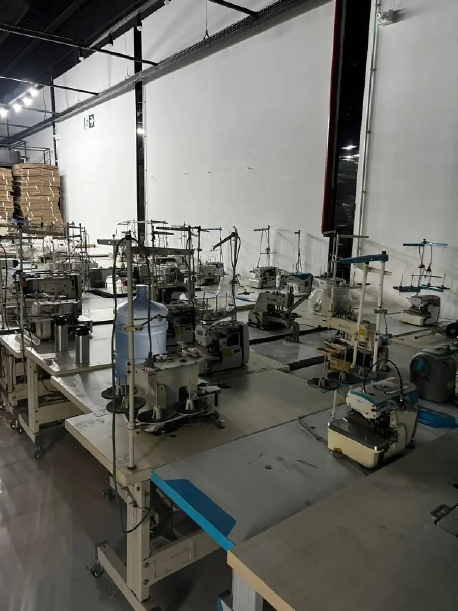 LOTE 003 - Lote de moveis, roupas