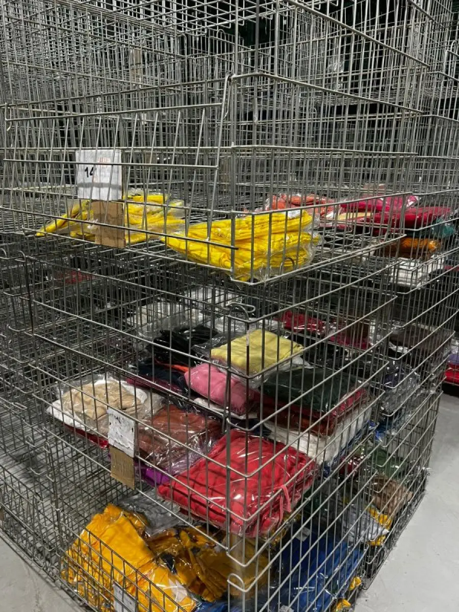 LOTE 003 - Lote de moveis, roupas